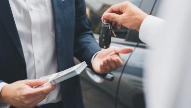 الدفع نقدًا لشراء سيارة في عام 2024: ضع في اعتبارك الإيجابيات والسلبيات