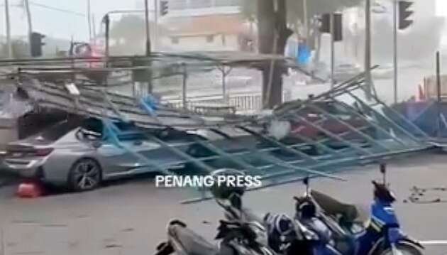 سيارات تضررت بسبب الأشجار المقتلعة والحطام المعدني المتطاير في بينانغ بعد عاصفة شديدة أمس سيارات تضررت بسبب الأشجار المقتلعة والحطام المعدني المتطاير في بينانغ بعد عاصفة شديدة أمس