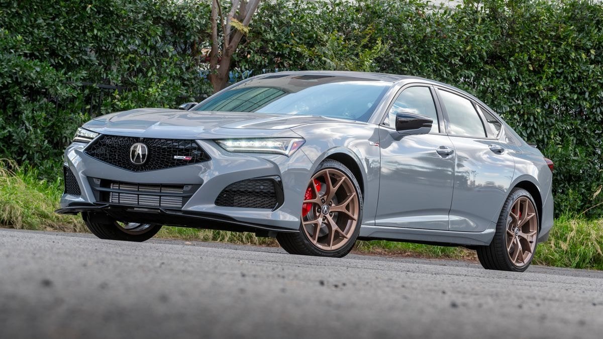 مقارنة بين اكورا TLX 2025 وأودي A4 2025 مقارنة بين اكورا TLX 2025 وأودي A4 2025