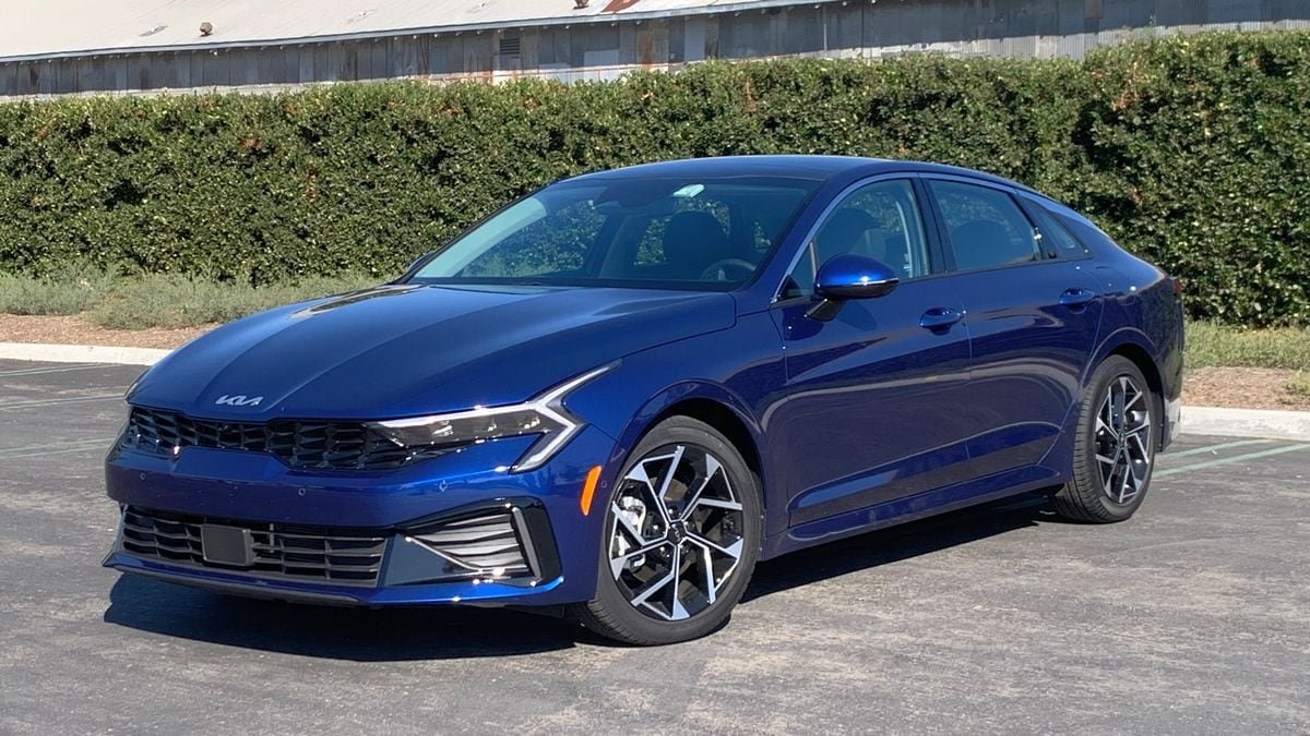 مقارنة بين كيا K5 2025 وهوندا أكورد 2025 مقارنة بين كيا K5 2025 وهوندا أكورد 2025
