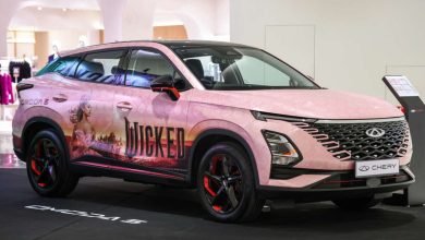 Chery Omoda 5 ترتدي غلافًا ورديًا مع أريانا غراندي للترويج لـ Wicked في TGV Pavilion Bukit Jalil حتى 11 ديسمبر