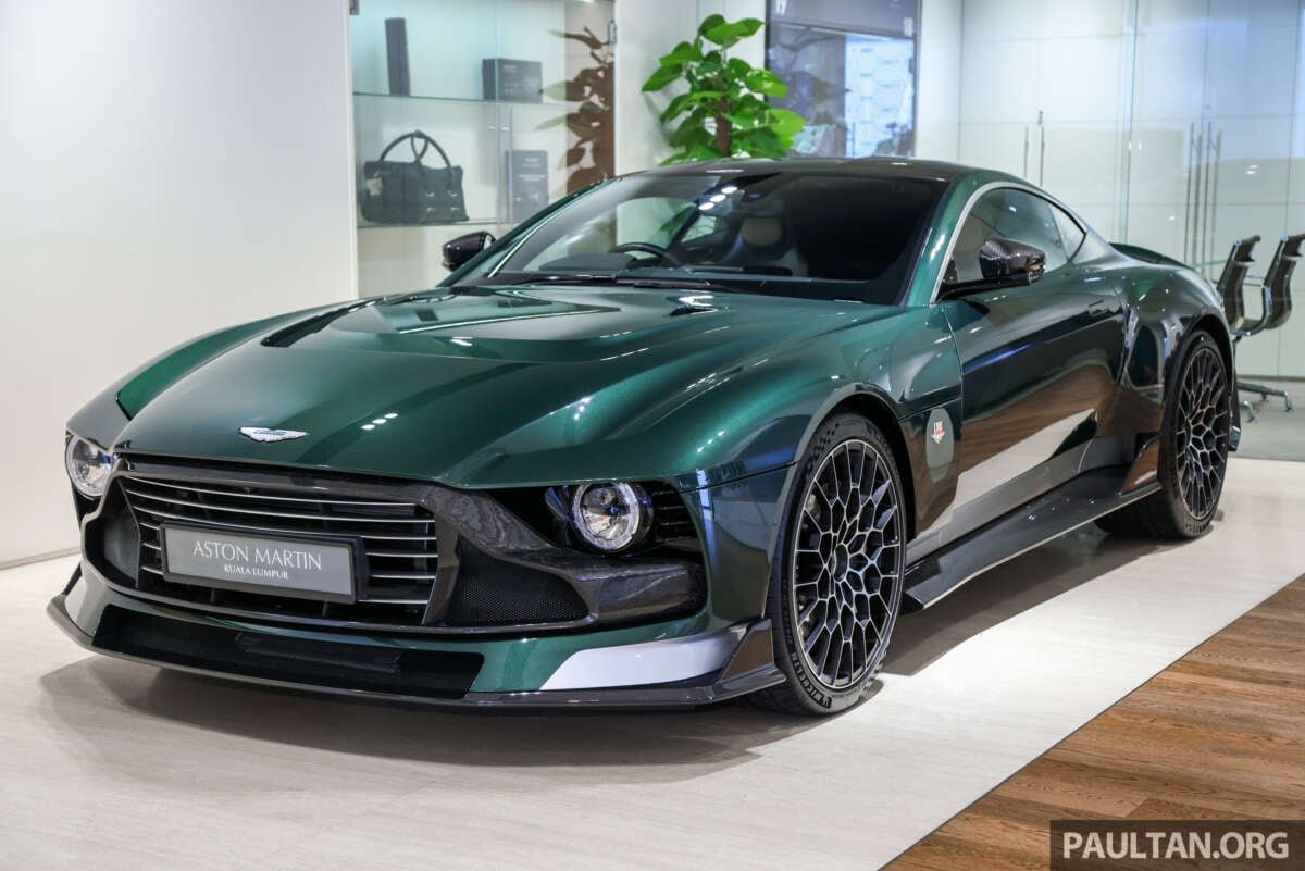 Aston Martin Valor – اثنتان من 110 وحدة موجودة الآن في ماليزيا، وتجمع الذكرى السنوية الخاصة بين 715 حصانًا V12 و6MT