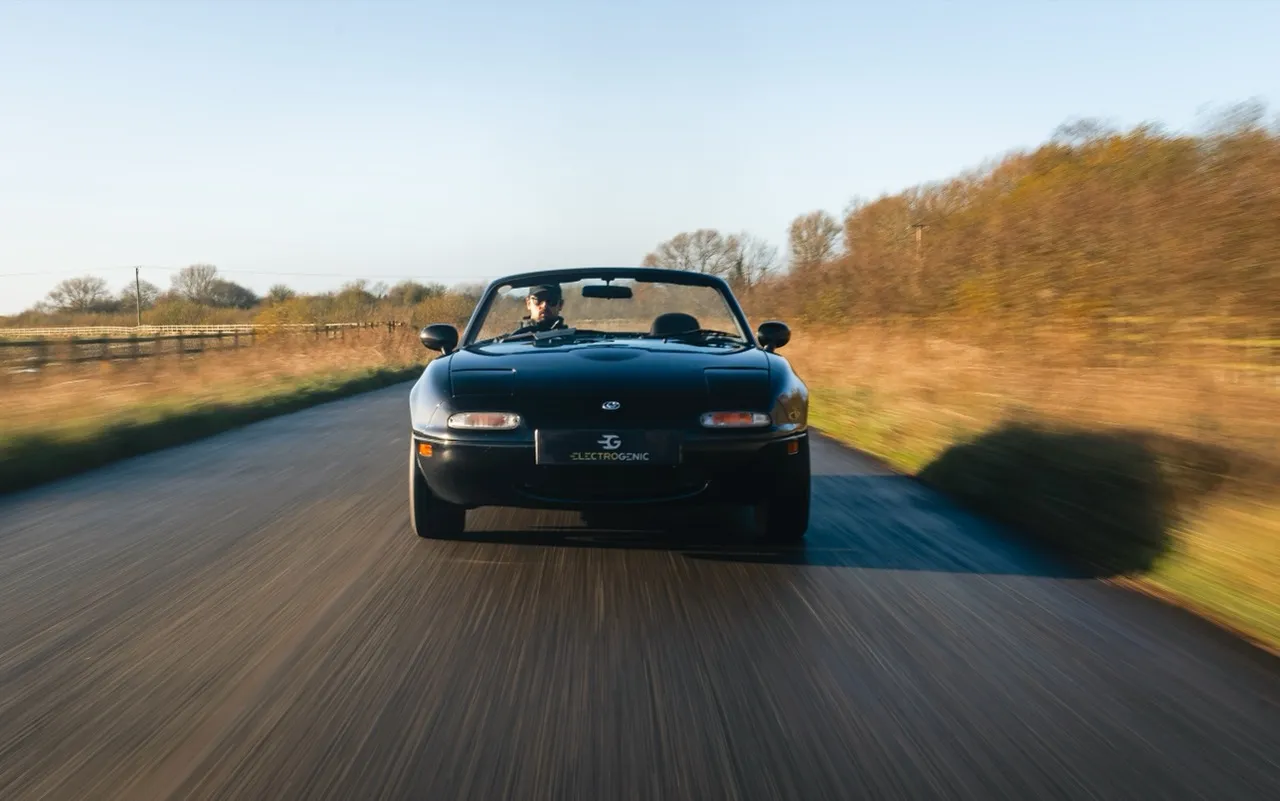 تعد المجموعة بسيارة MX-5 Miata الكهربائية “الذكية” التي يبلغ طولها 150 ميلاً