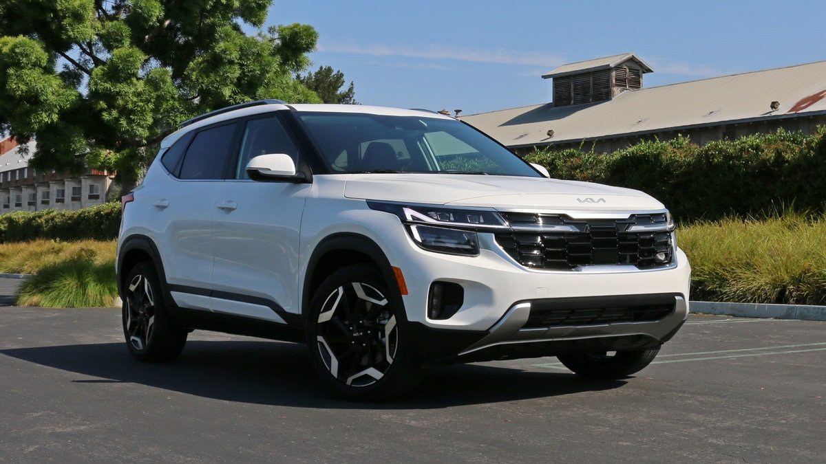 2025 Kia Seltos vs. 2025 Mitsubishi Eclipse Cross