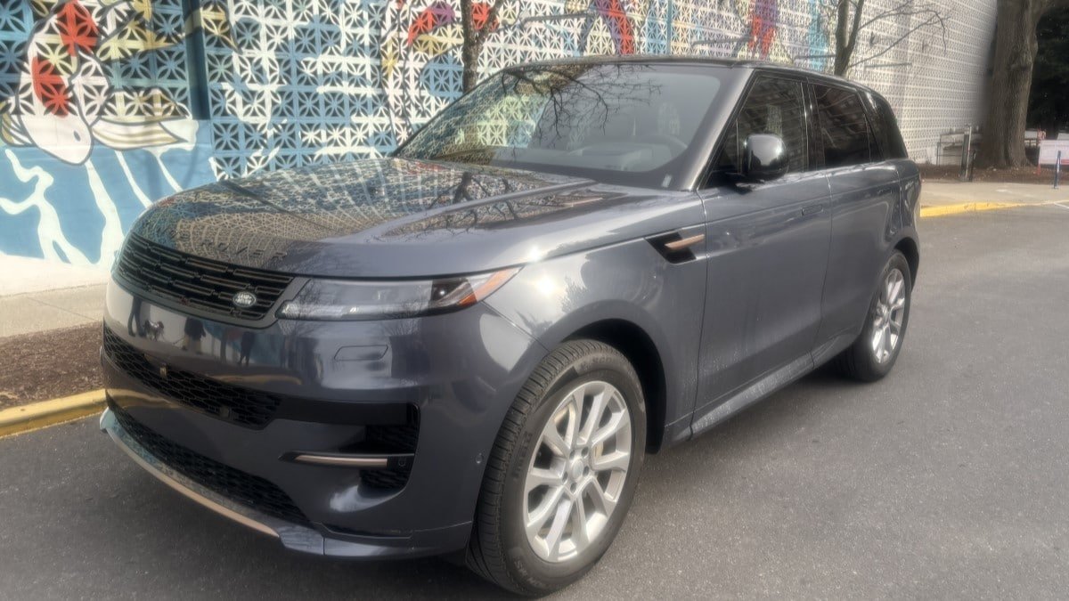قيادة سيارة رينج روفر الرياضية 2025 قيادة سيارة رينج روفر الرياضية 2025