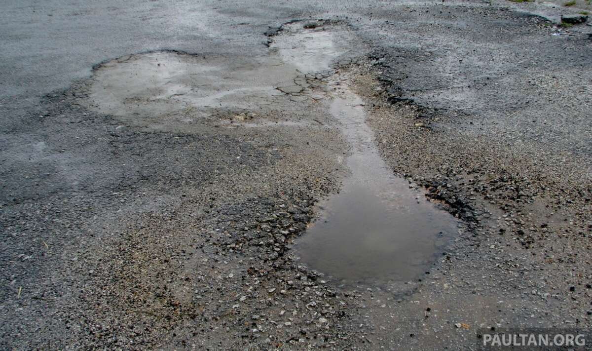 أوامر وزارة الأشغال الإصلاحات الفورية لطريق Johor Road بعد أن تسبب Pothole في حادث قتل طالبين أوامر وزارة الأشغال الإصلاحات الفورية لطريق Johor Road بعد أن تسبب Pothole في حادث قتل طالبين