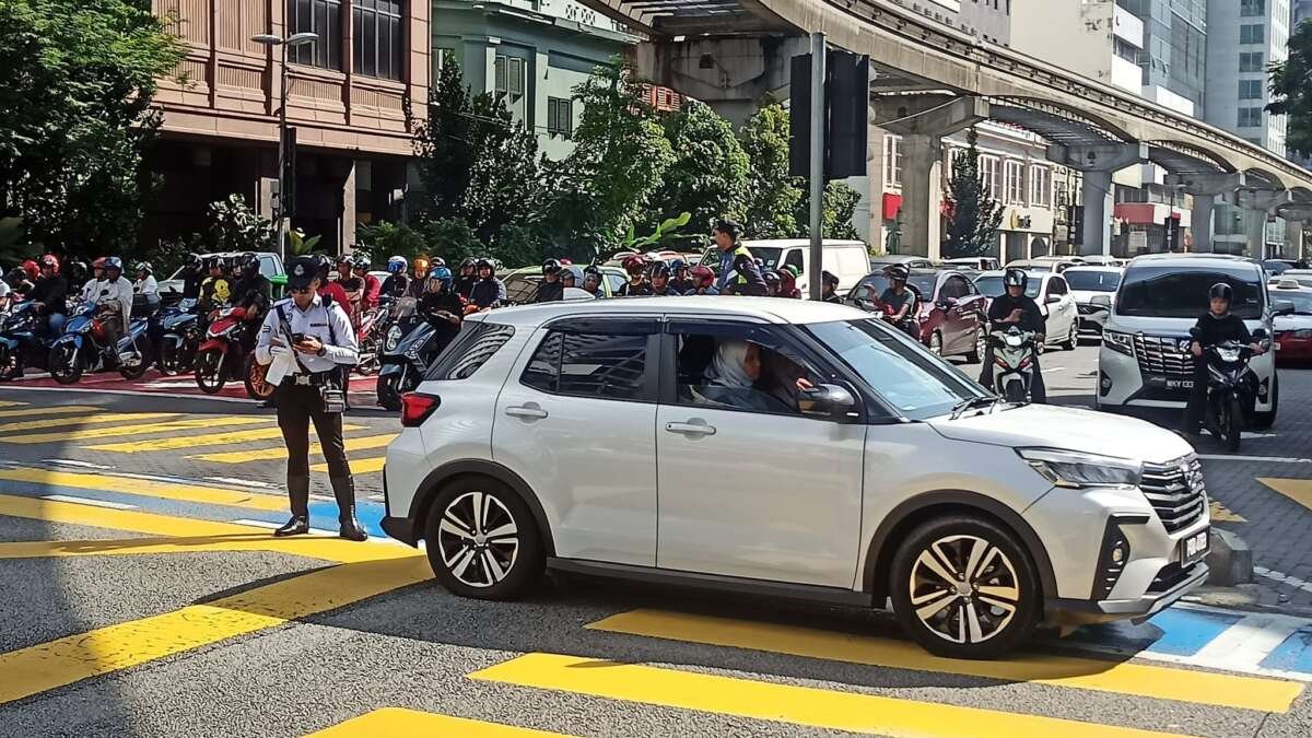 Langgar Lampu Isyarat Merah – Pentingkan Nyawa Atau Sanggup Disaman RM300 Jika Sabit Kesalahan؟ Langgar Lampu Isyarat Merah – Pentingkan Nyawa Atau Sanggup Disaman RM300 Jika Sabit Kesalahan؟