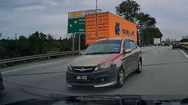 Proton Saga يقود Lawan Arus على الطريق السريع الثاني Link في جوهور يسبب حادث تقريبًا Proton Saga يقود Lawan Arus على الطريق السريع الثاني Link في جوهور يسبب حادث تقريبًا