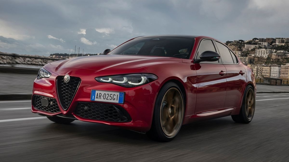 2025 Alfa Romeo Giulia مقابل 2025 Genesis G70 مقارنة 2025 Alfa Romeo Giulia مقابل 2025 Genesis G70 مقارنة