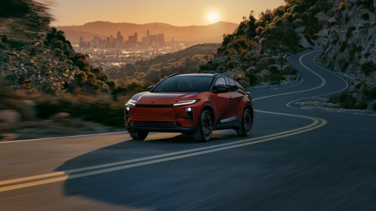 تعود Toyota C-HR لعام 2026 ، كلها الكهربائية هذه المرة تعود Toyota C-HR لعام 2026 ، كلها الكهربائية هذه المرة